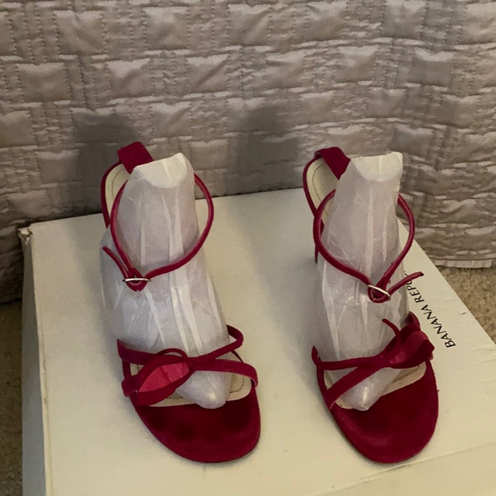 Banana republic fuchsia suede heeled sandal 6
